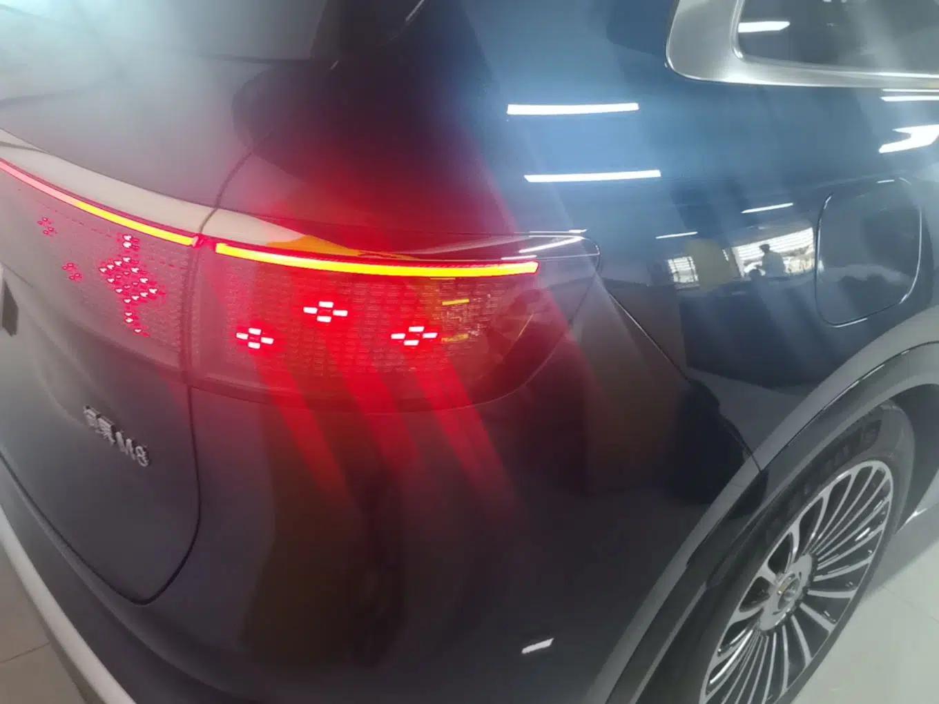Hima AITO M8 2025 Extended-Range Ultra Version 53.4 kWh 5-Seater Edition — миниатюра 9