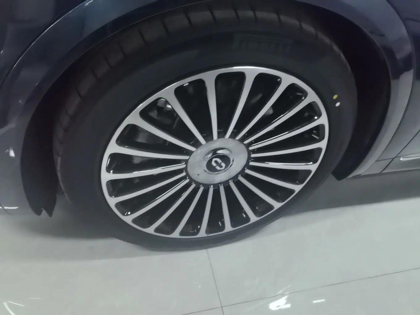 Hima AITO M8 2025 Extended-Range Ultra Version 53.4 kWh 5-Seater Edition — миниатюра 10