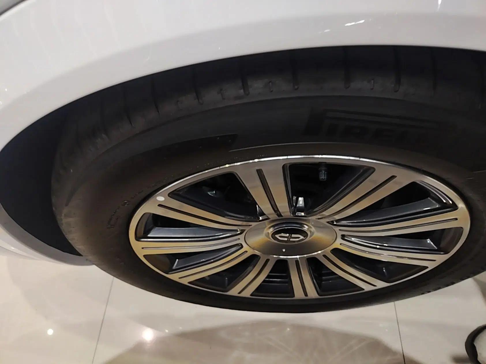 Hima AITO M8 2025 Extended-Range Max+ Version 53.4 kWh 6-Seater Edition — миниатюра 11