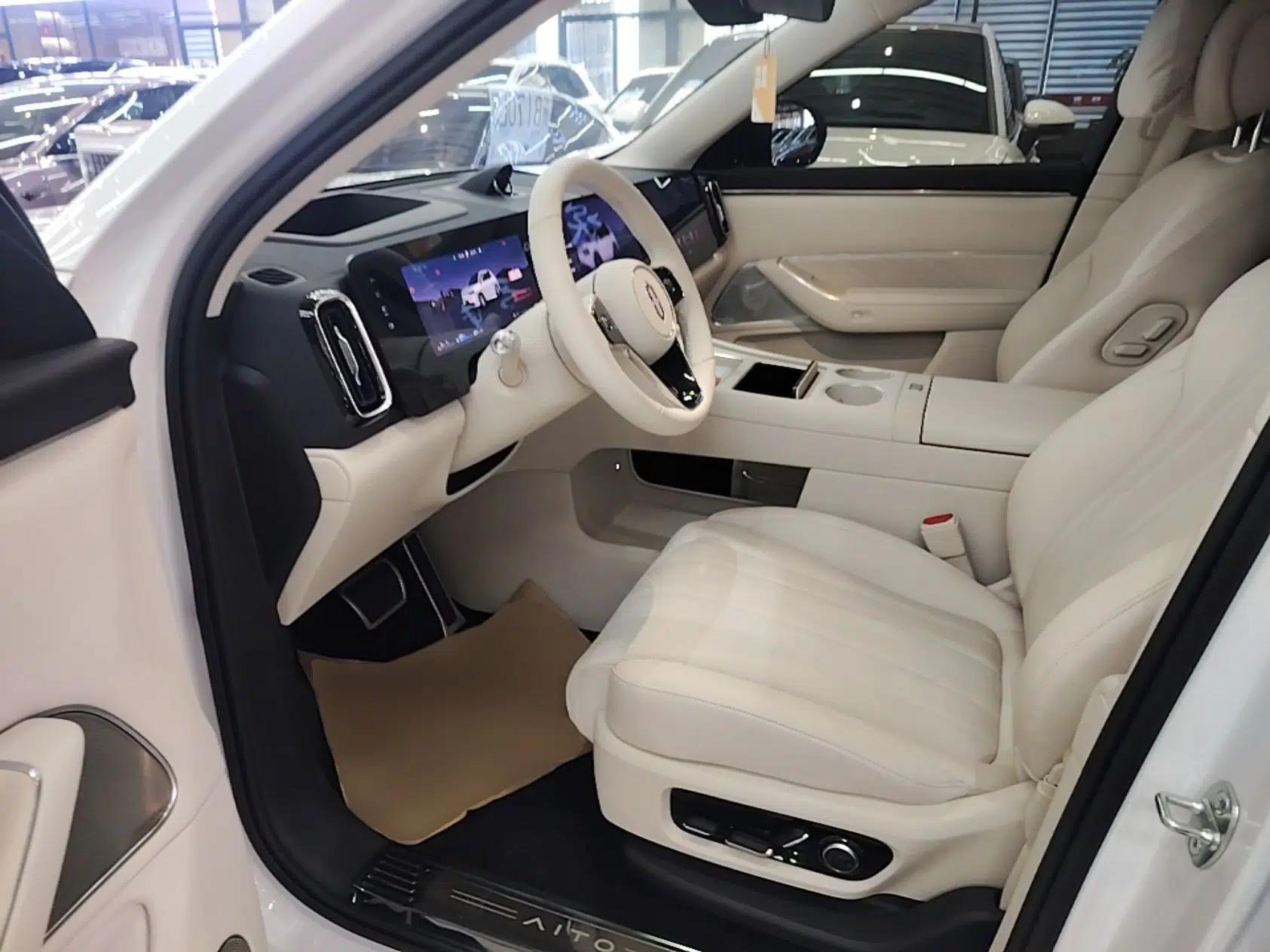 Hima AITO M8 2025 Extended-Range Max+ Version 53.4 kWh 6-Seater Edition — миниатюра 17