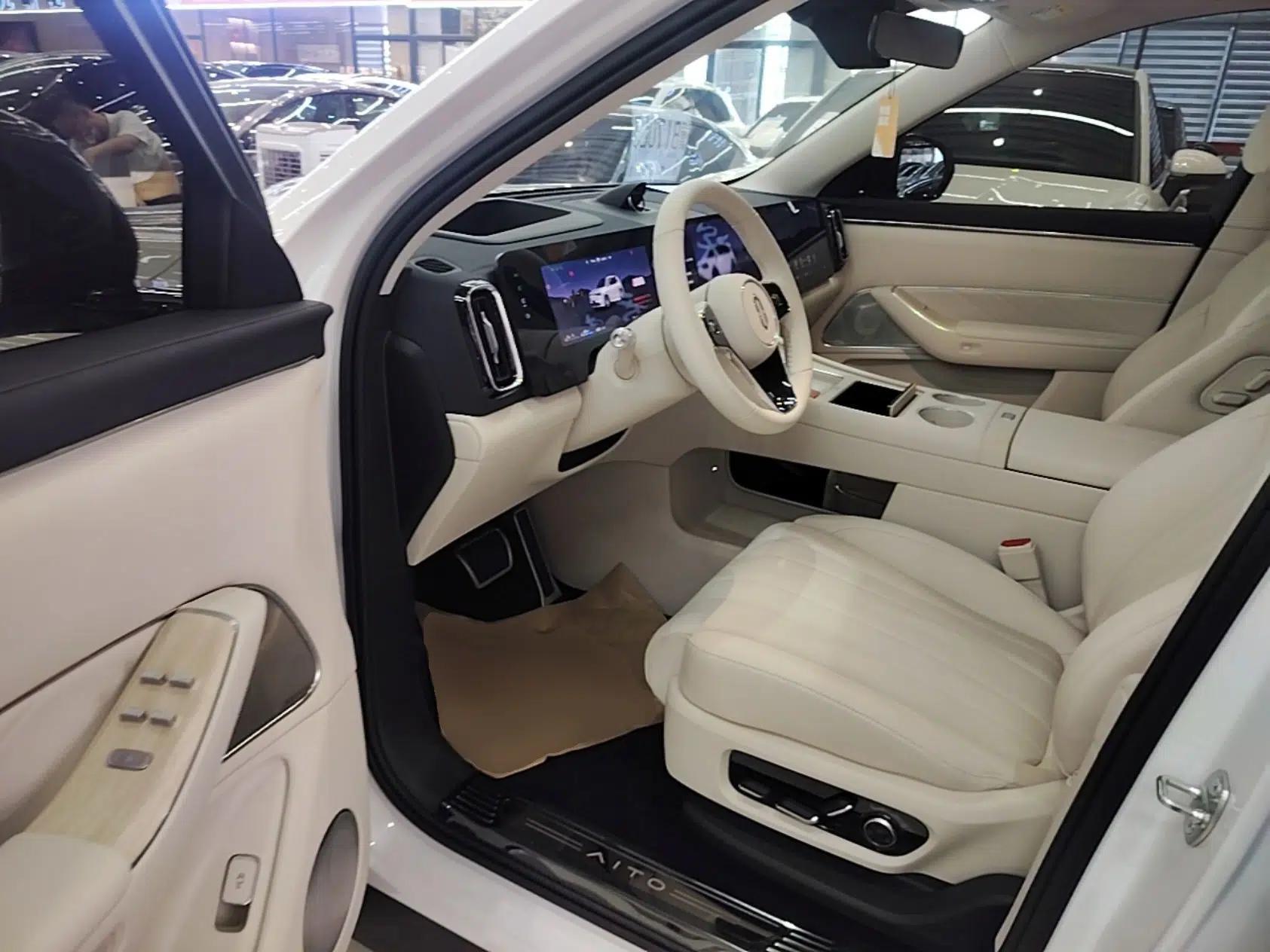 Hima AITO M8 2025 Extended-Range Max+ Version 53.4 kWh 6-Seater Edition — миниатюра 18