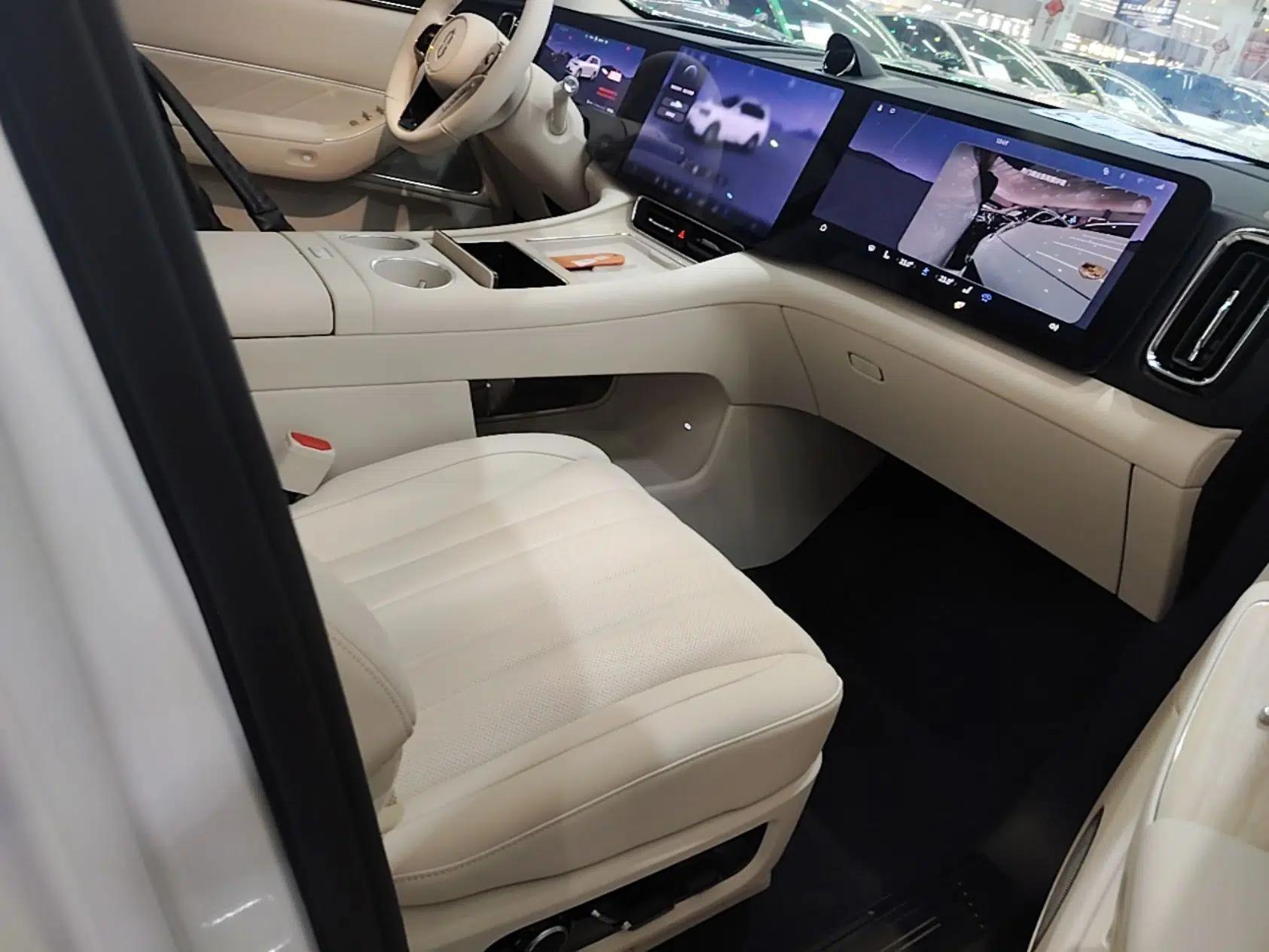 Hima AITO M8 2025 Extended-Range Max+ Version 53.4 kWh 6-Seater Edition — миниатюра 19