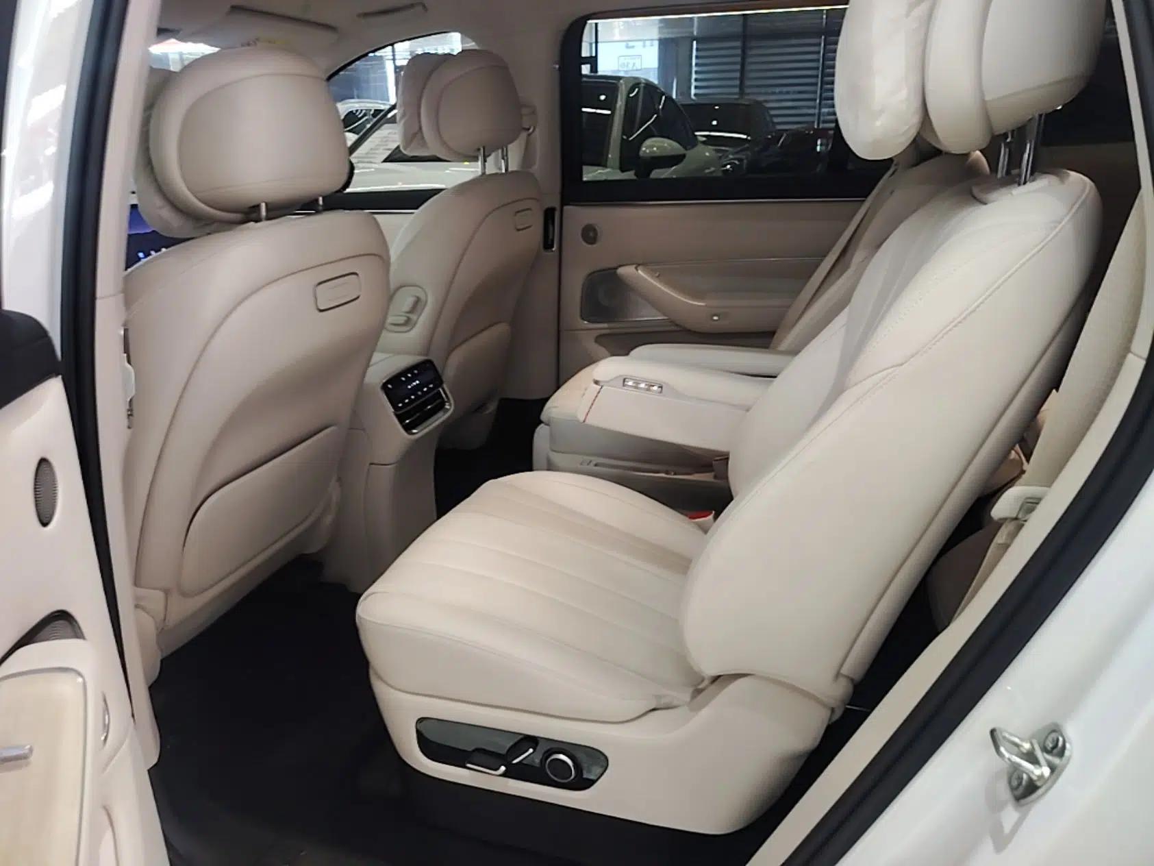 Hima AITO M8 2025 Extended-Range Max+ Version 53.4 kWh 6-Seater Edition — миниатюра 20