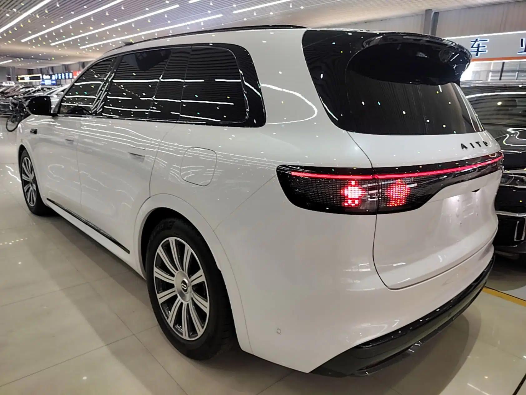 Hima AITO M8 2025 Extended-Range Max+ Version 53.4 kWh 6-Seater Edition — миниатюра 4