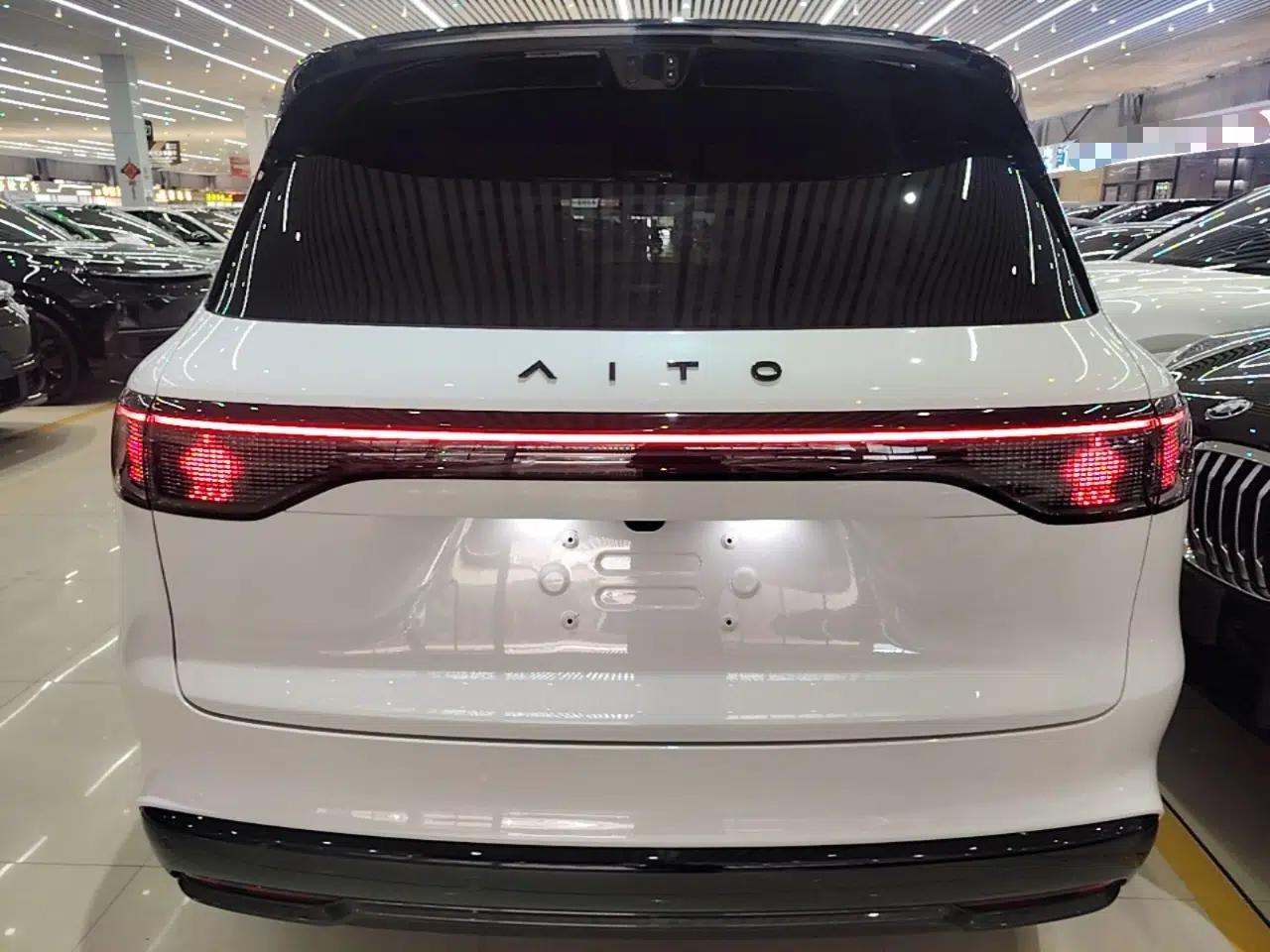 Hima AITO M8 2025 Extended-Range Max+ Version 53.4 kWh 6-Seater Edition — миниатюра 5