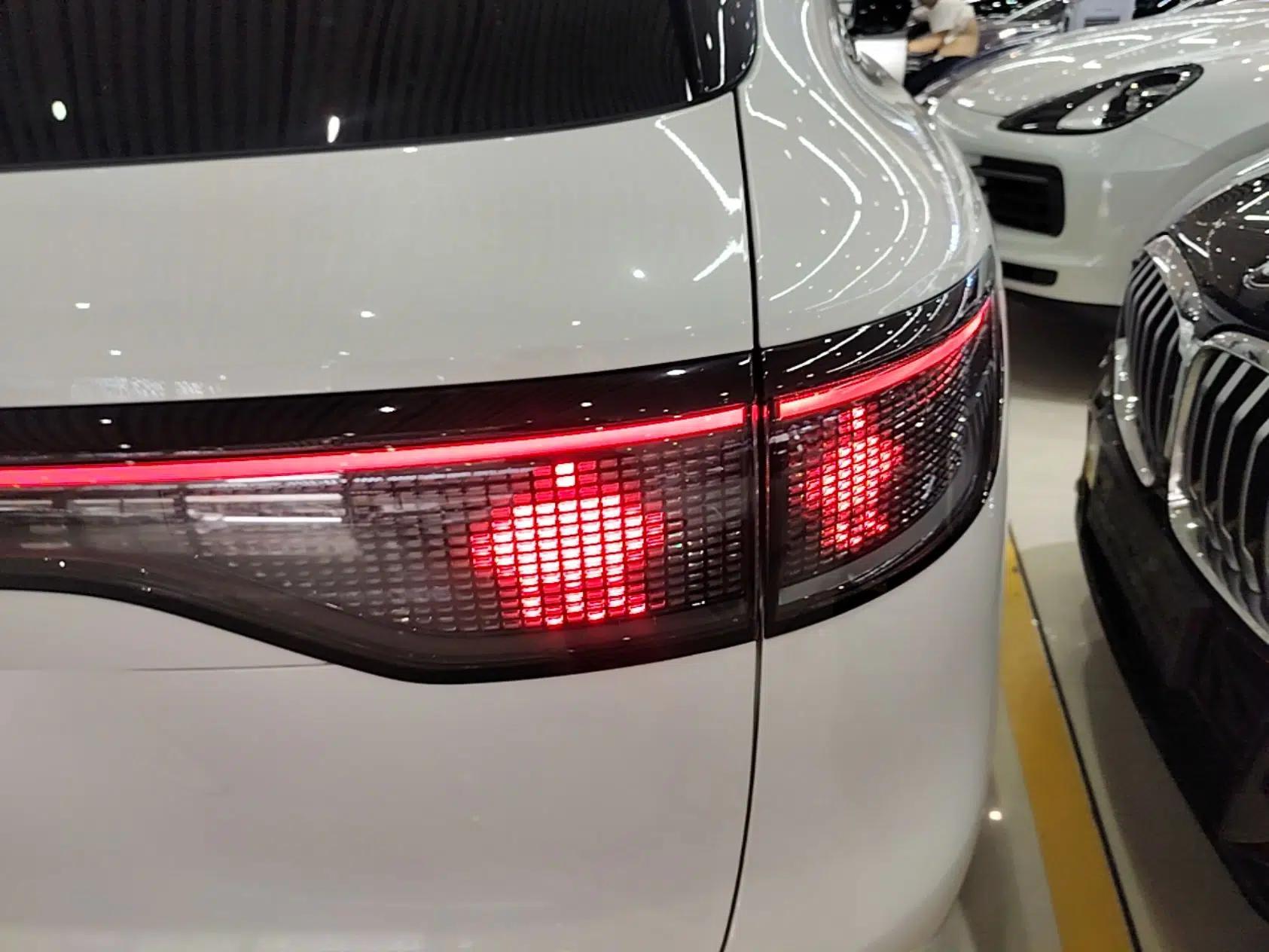 Hima AITO M8 2025 Extended-Range Max+ Version 53.4 kWh 6-Seater Edition — миниатюра 9