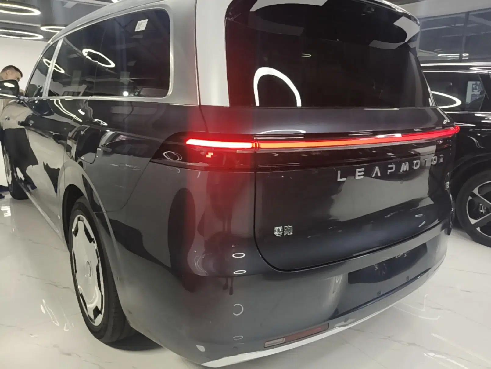 Leapmotor D19 2026 Range-Extended 500 Smart Luxury Edition Seven-Seat — миниатюра 4