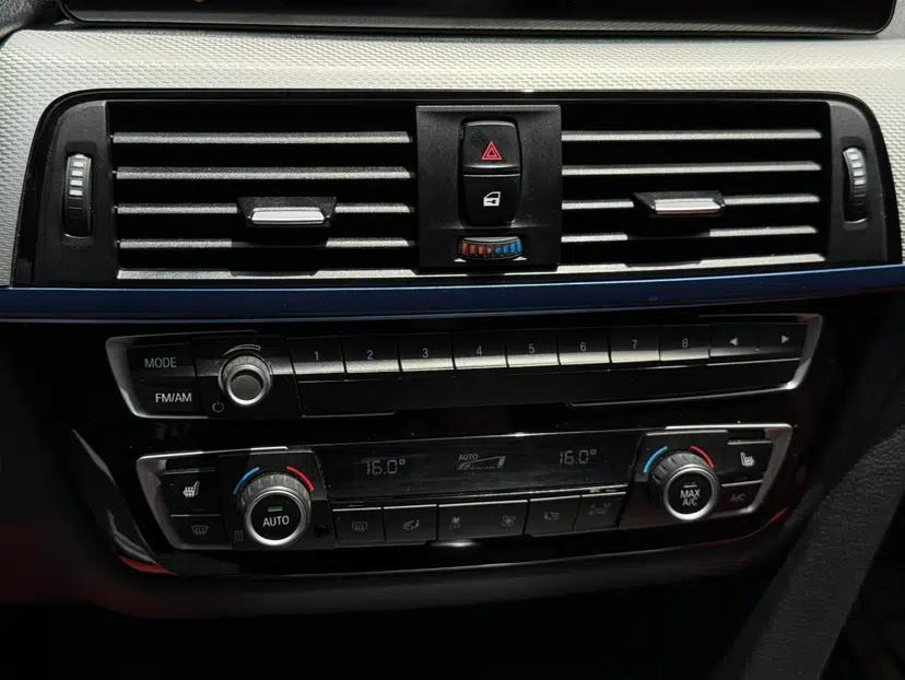 BMW 3 Series 2019 320i M Sport Package — миниатюра 15