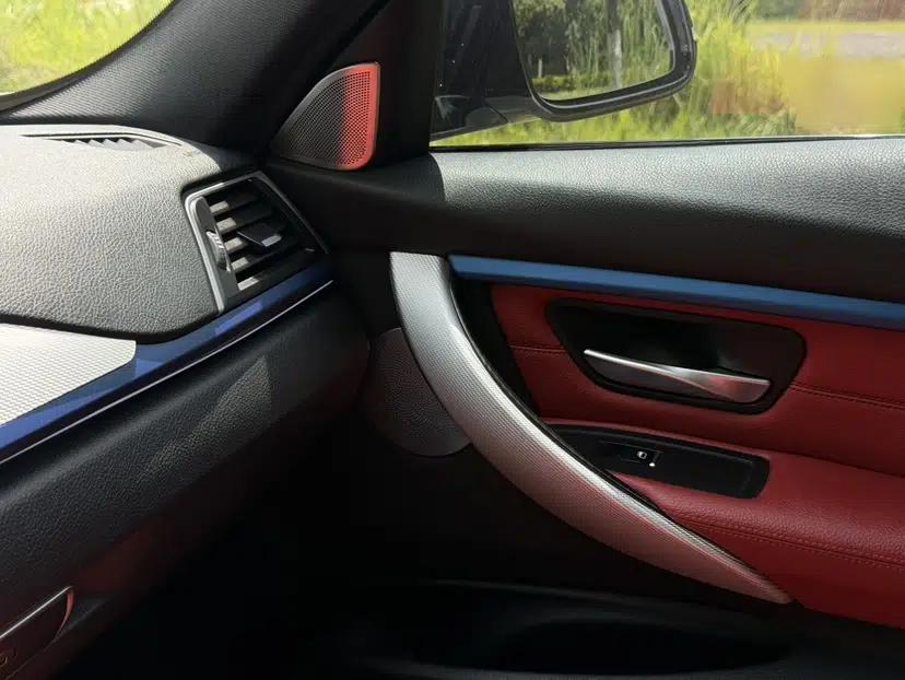 BMW 3 Series 2019 320i M Sport Package — миниатюра 18