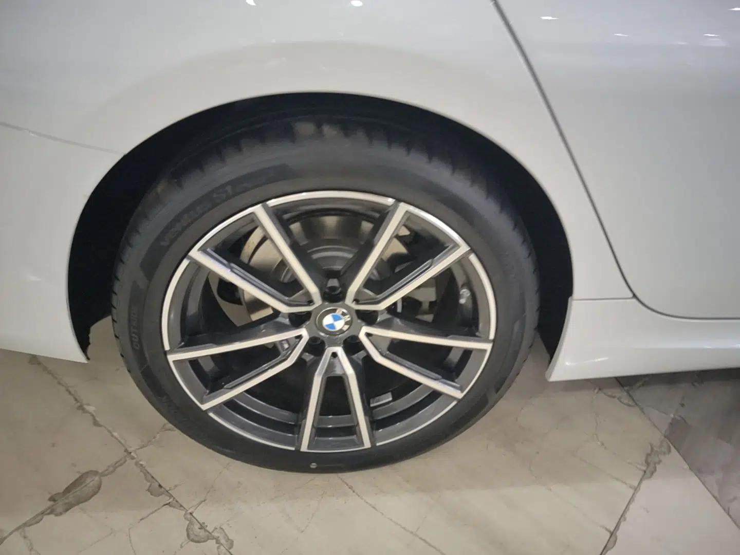 BMW 3 Series 2025 325i M Sport Package — миниатюра 11