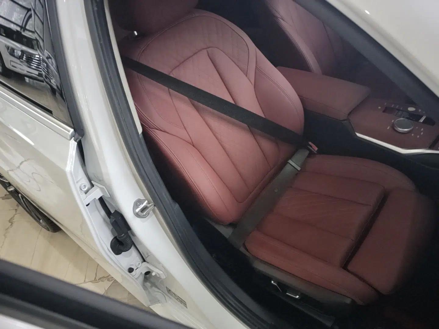 BMW 3 Series 2025 325i M Sport Package — миниатюра 19