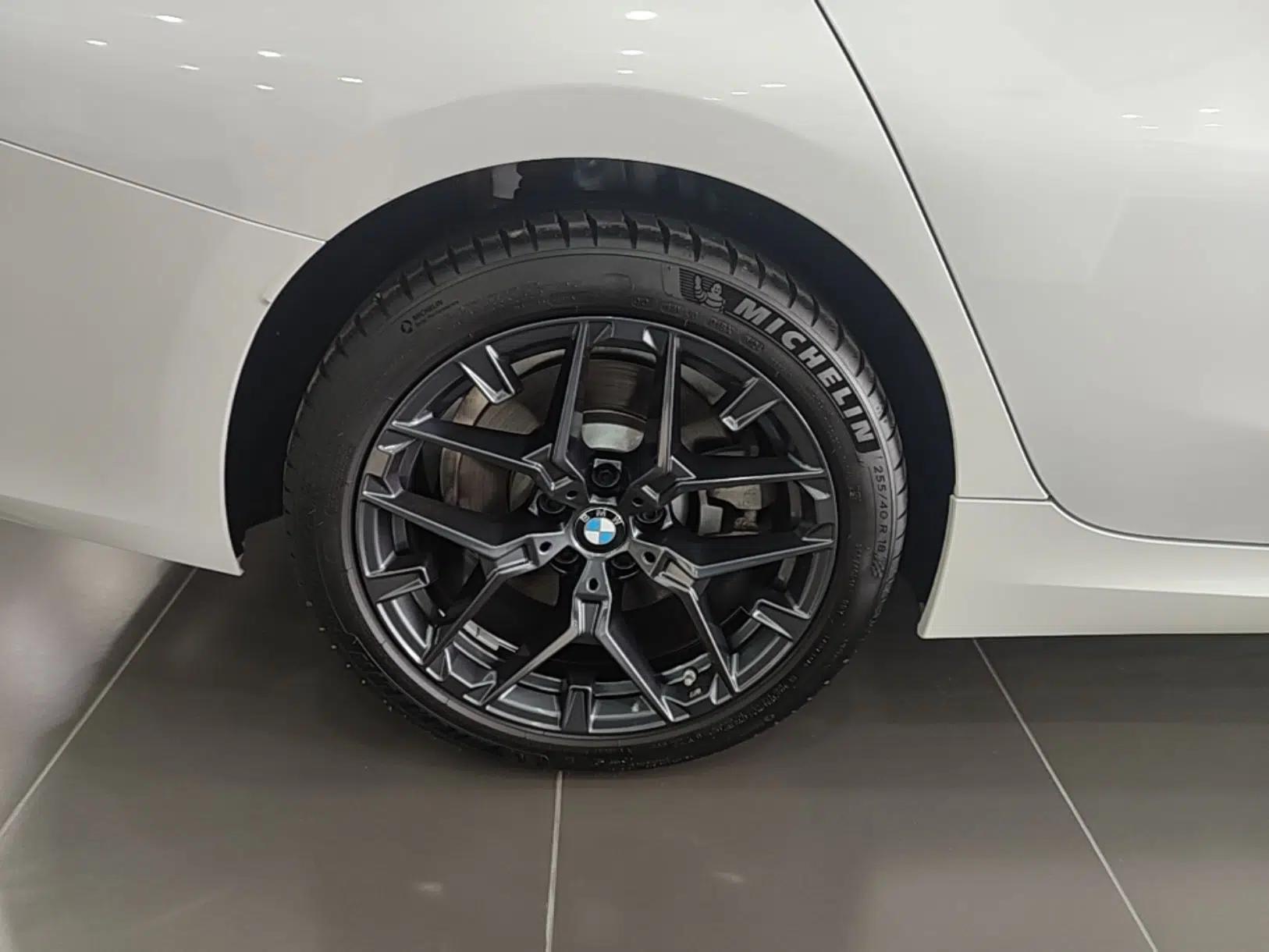 BMW 3 Series 2025 330Li M Sport Shadowline Package — миниатюра 11