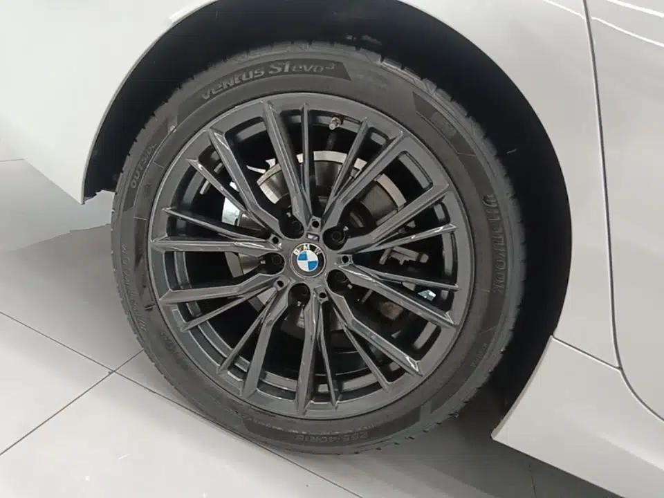 BMW 3 Series 2024 325Li M Sport Night Edition Package — миниатюра 11