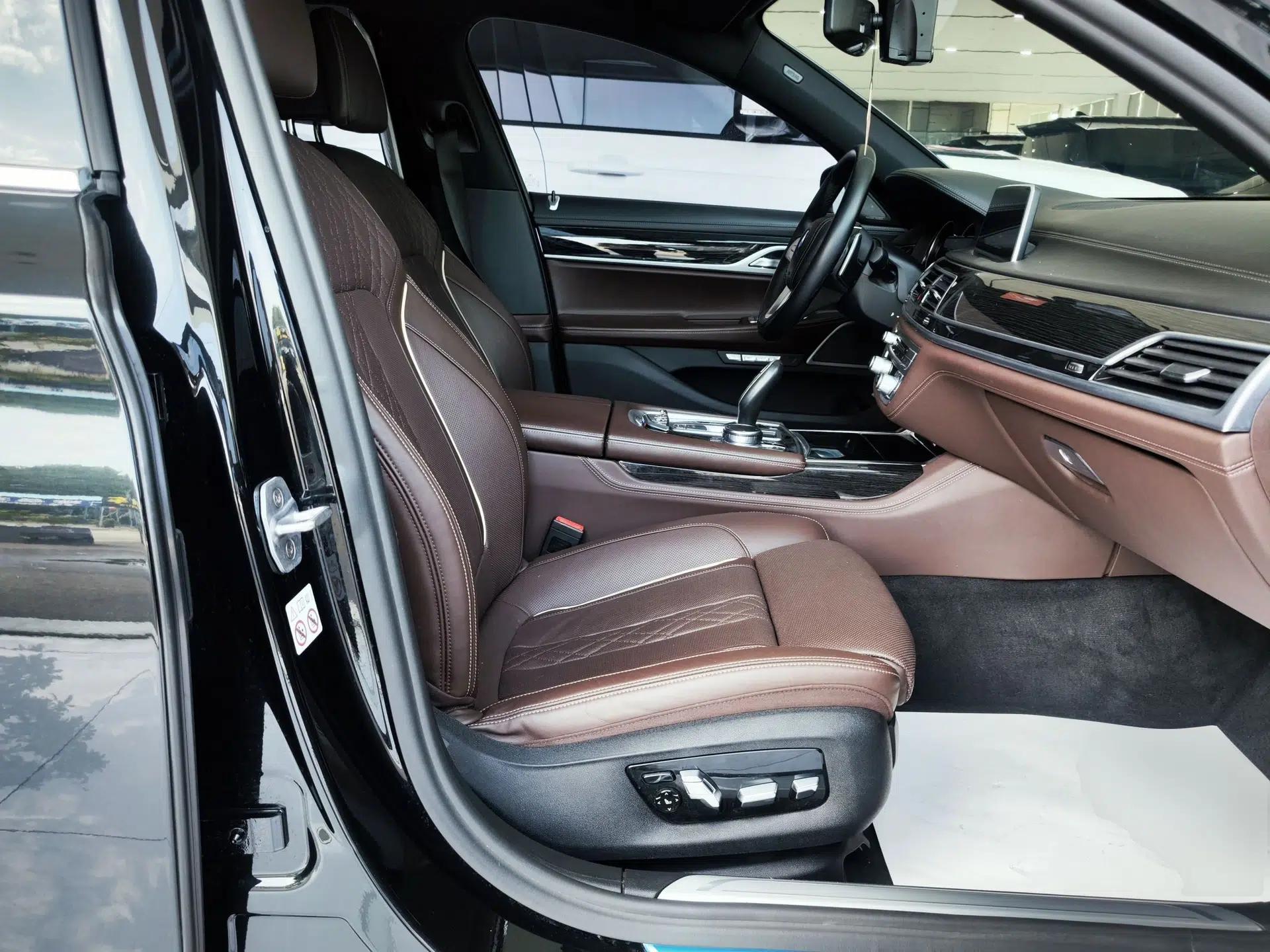 BMW 7 Series 2018 730Li Luxury Edition M Sport Package — миниатюра 19