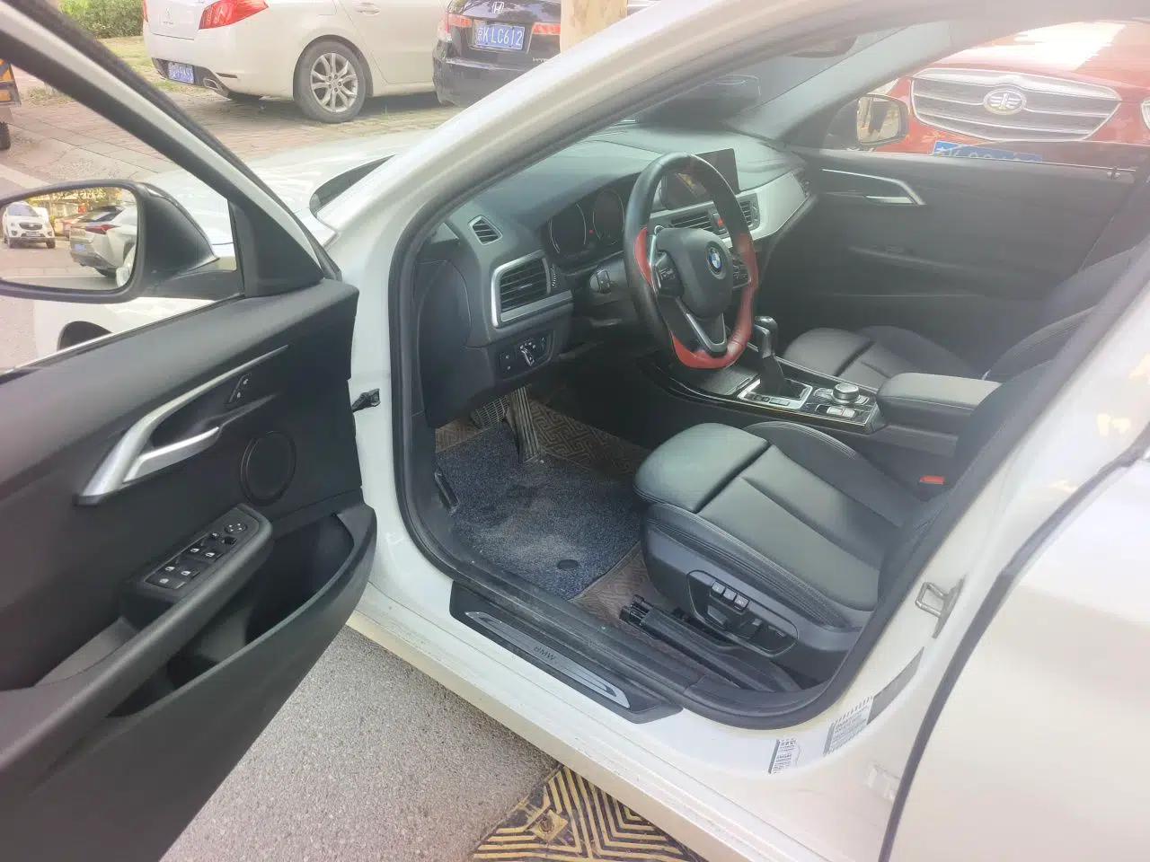 BMW 1 Series 2018 120i Design Package Model — миниатюра 16