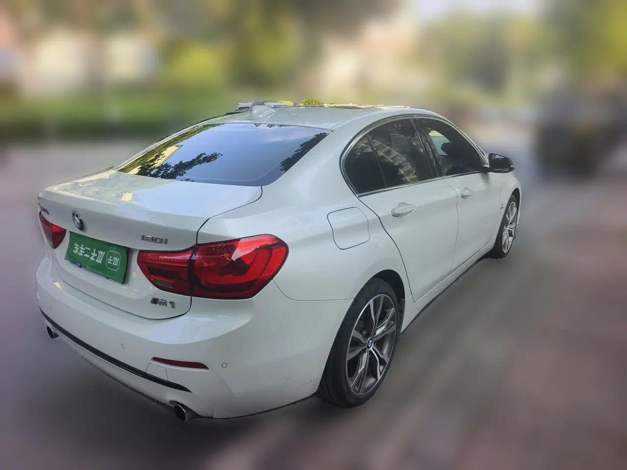 BMW 1 Series 2018 120i Design Package Model — миниатюра 6