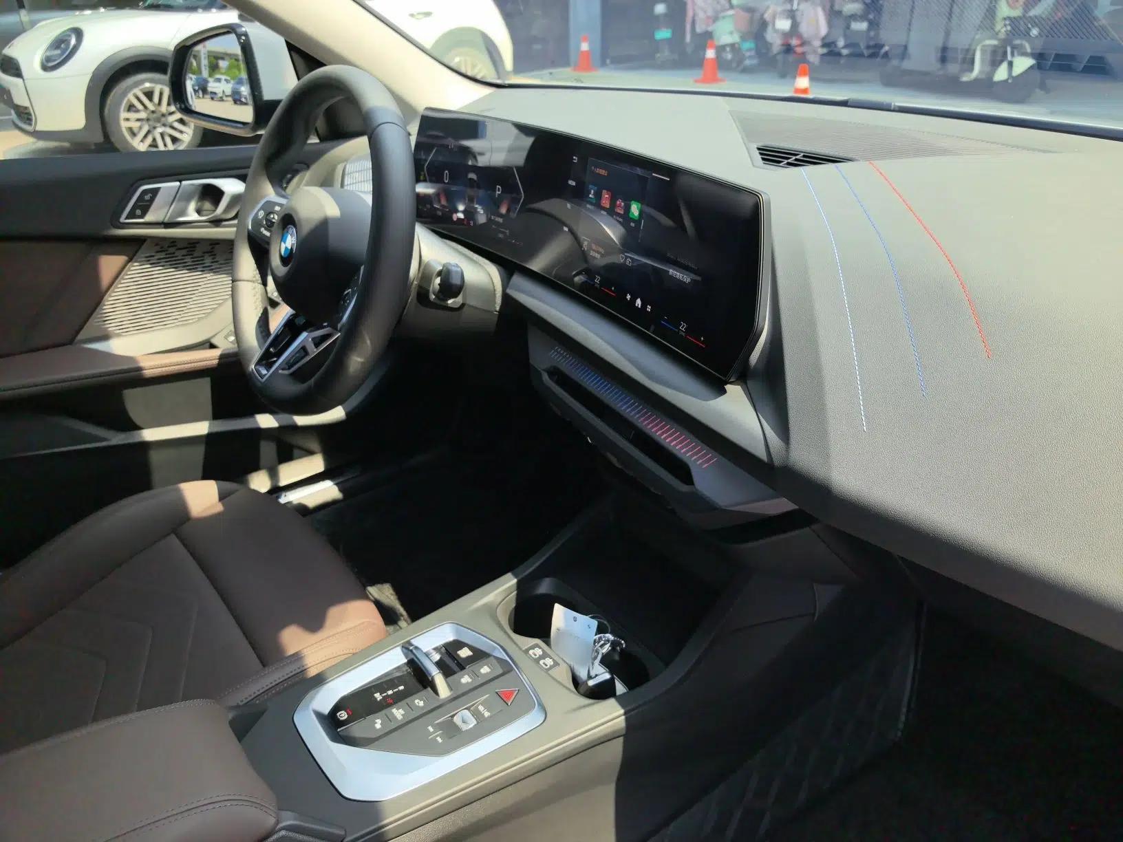 BMW 2 Series 2025 225L M Sport Package — миниатюра 25