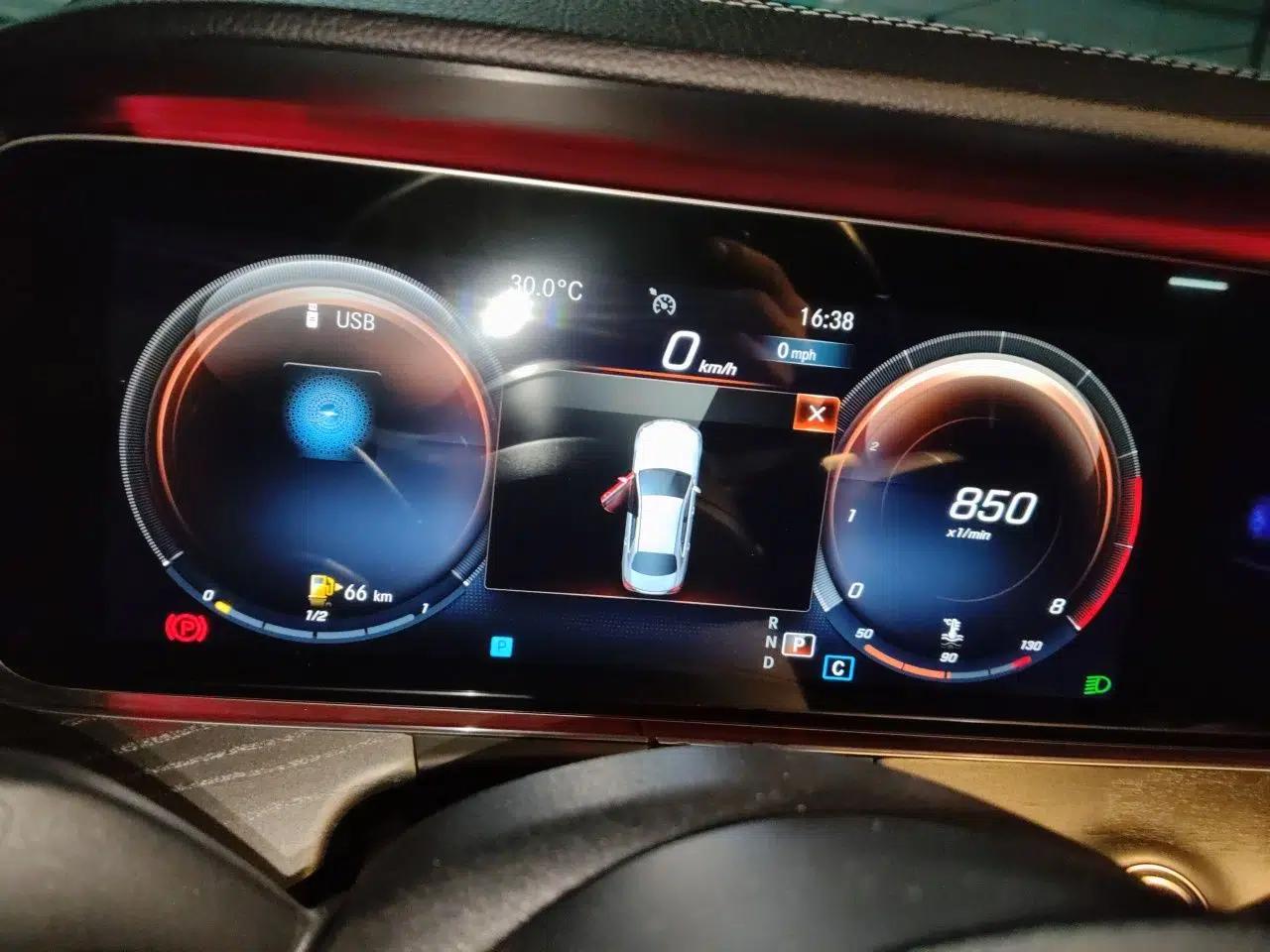 Mercedes-Benz E-Class 2021 E 300 L Sporty and Stylish Model — миниатюра 11