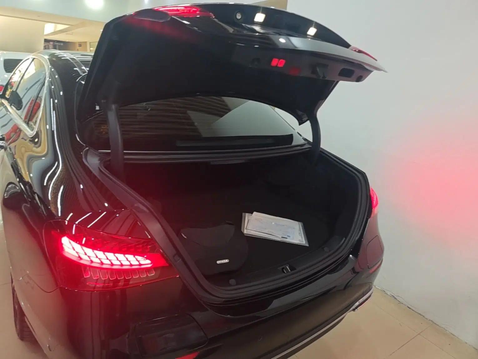 Mercedes-Benz E-Class New Energy 2021 E 350 e L Plug-in Hybrid Sedan — миниатюра 27