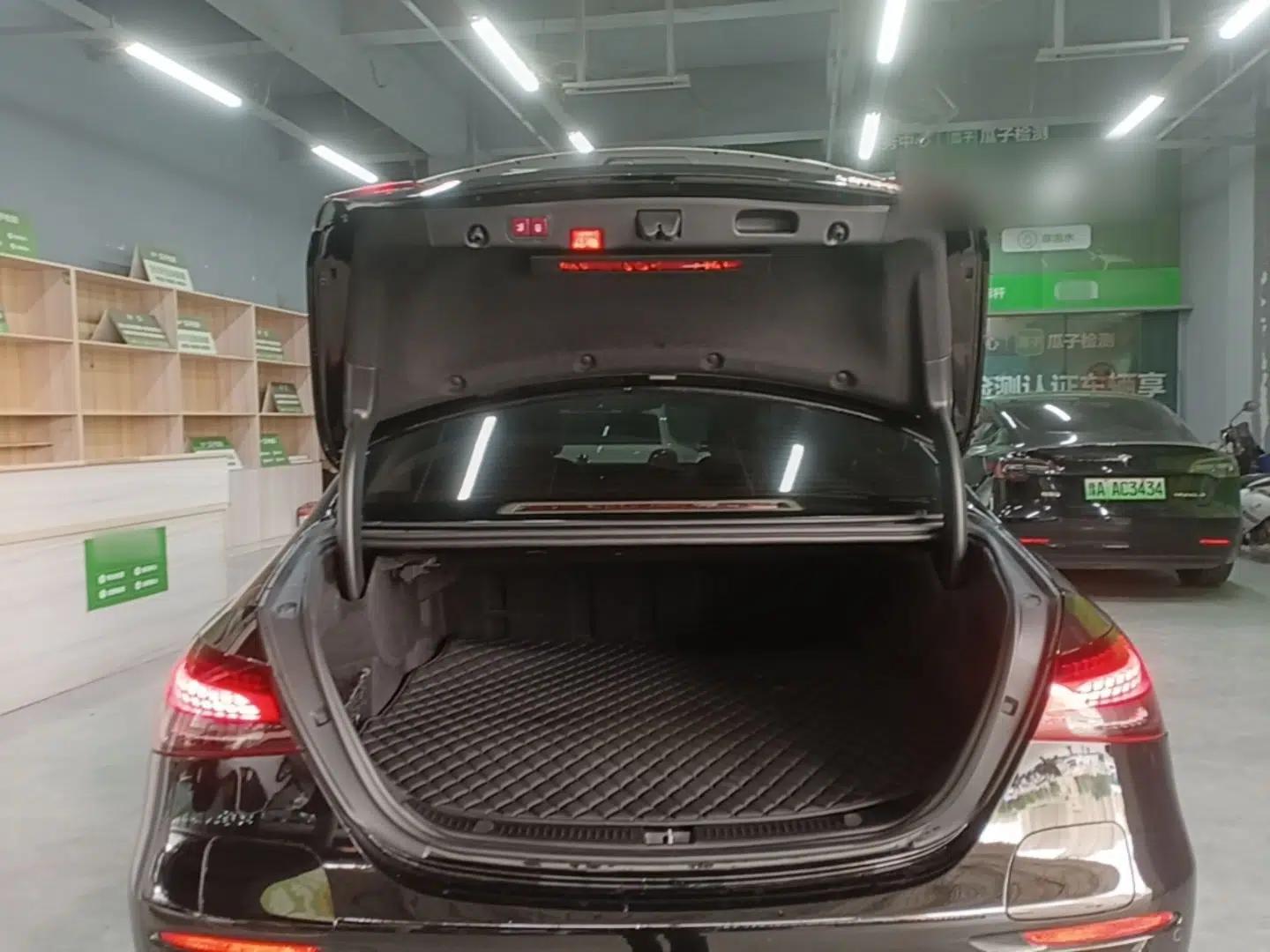 Mercedes-Benz E-Class New Energy 2023 E 350 e L Plug-in Hybrid Sedan — миниатюра 22