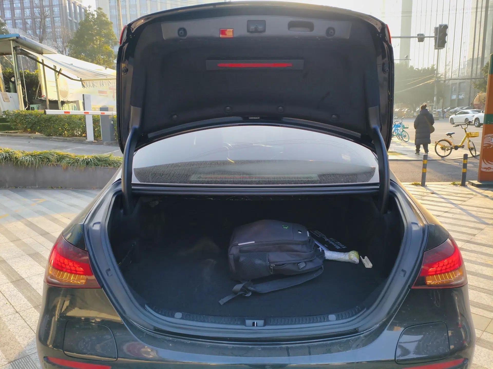 Mercedes-Benz E-Class New Energy 2022 Restyled E 350 e L Plug-in Hybrid Sedan — миниатюра 21