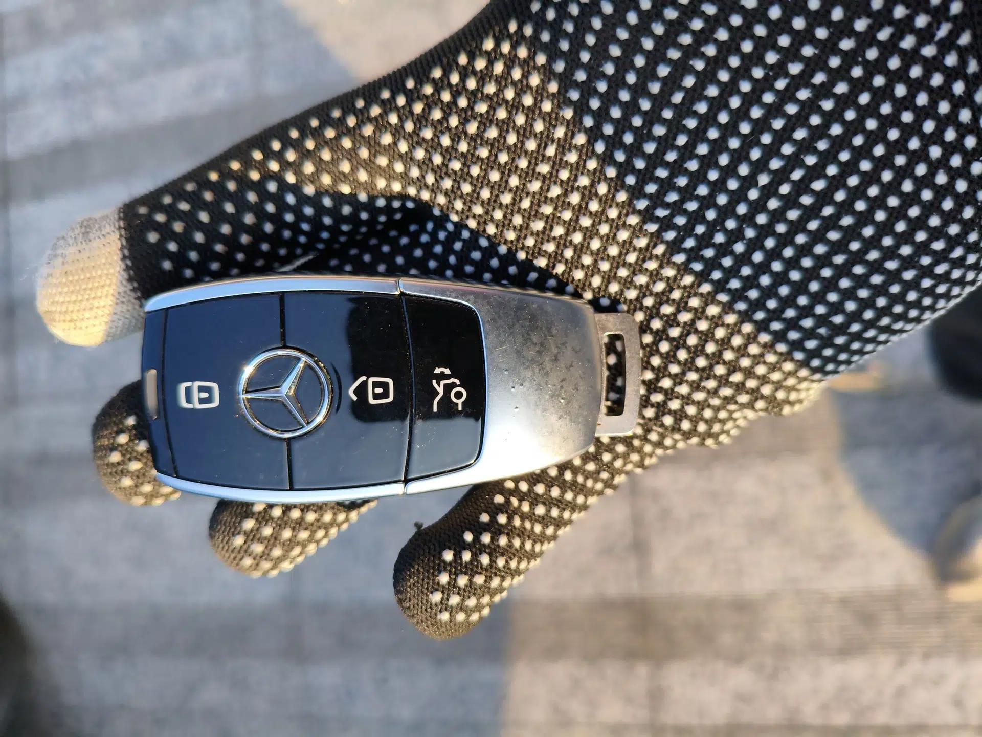 Mercedes-Benz E-Class New Energy 2022 Restyled E 350 e L Plug-in Hybrid Sedan — миниатюра 22