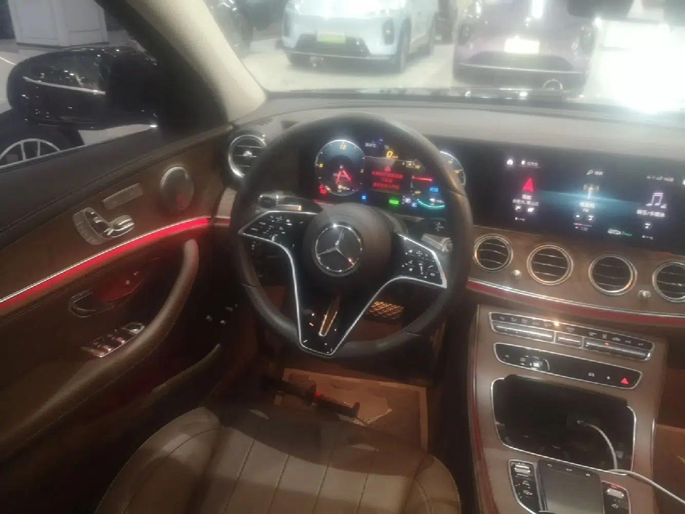Mercedes-Benz E-Class New Energy 2022 E 350 e L Plug-in Hybrid Sedan — миниатюра 13
