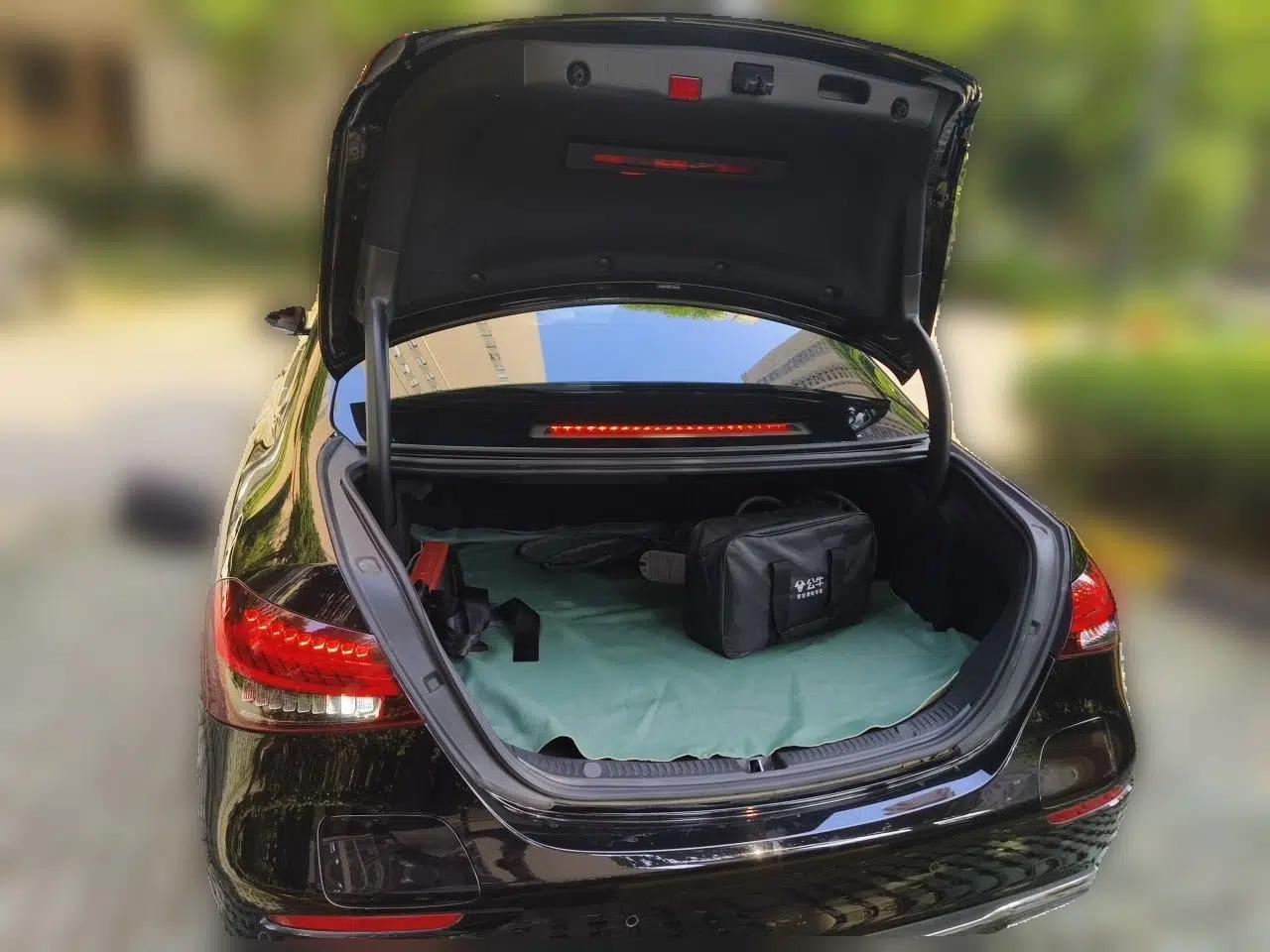 Mercedes-Benz E-Class New Energy 2023 E 350 e L Plug-in Hybrid Sedan — миниатюра 19