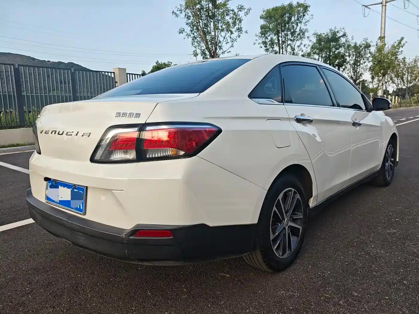 Venucia D60 2018 1.6L CVT Intelligent Elite Edition — миниатюра 4