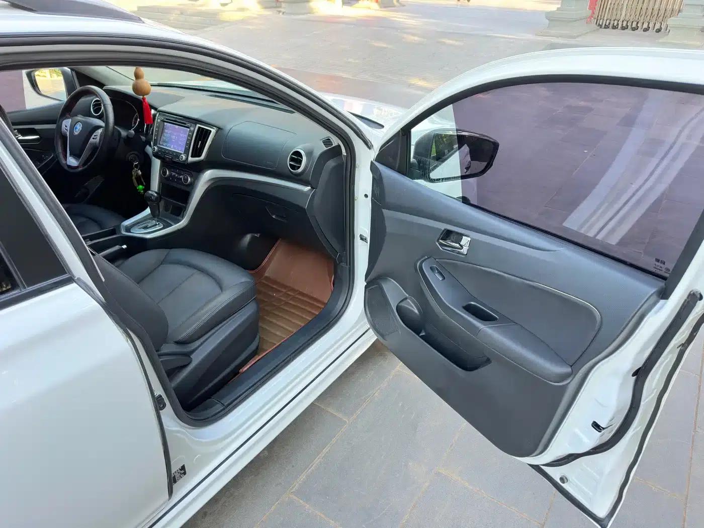Venucia T70 2015 2.0L CVT Smart Edition — миниатюра 19