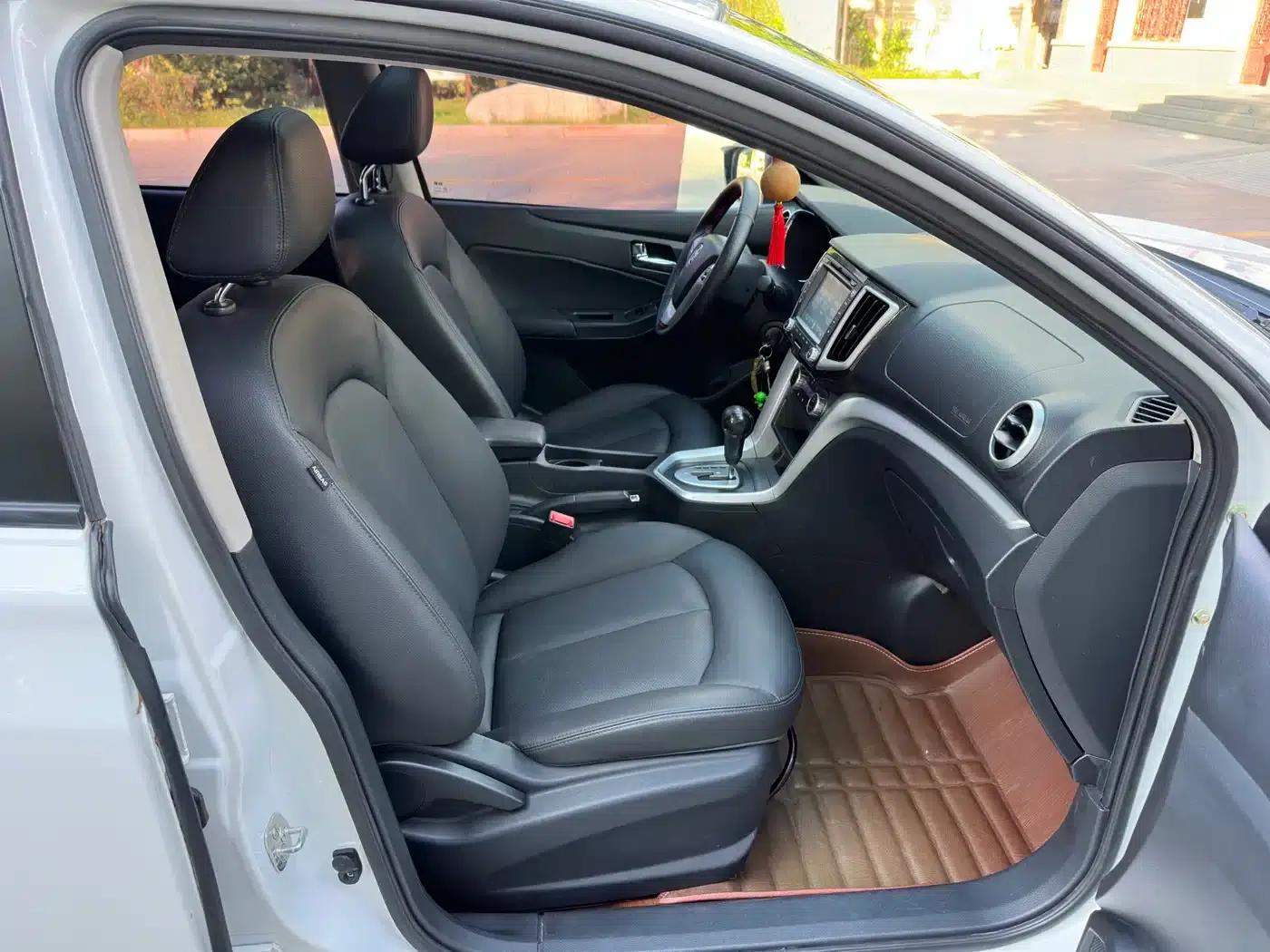 Venucia T70 2015 2.0L CVT Smart Edition — миниатюра 20