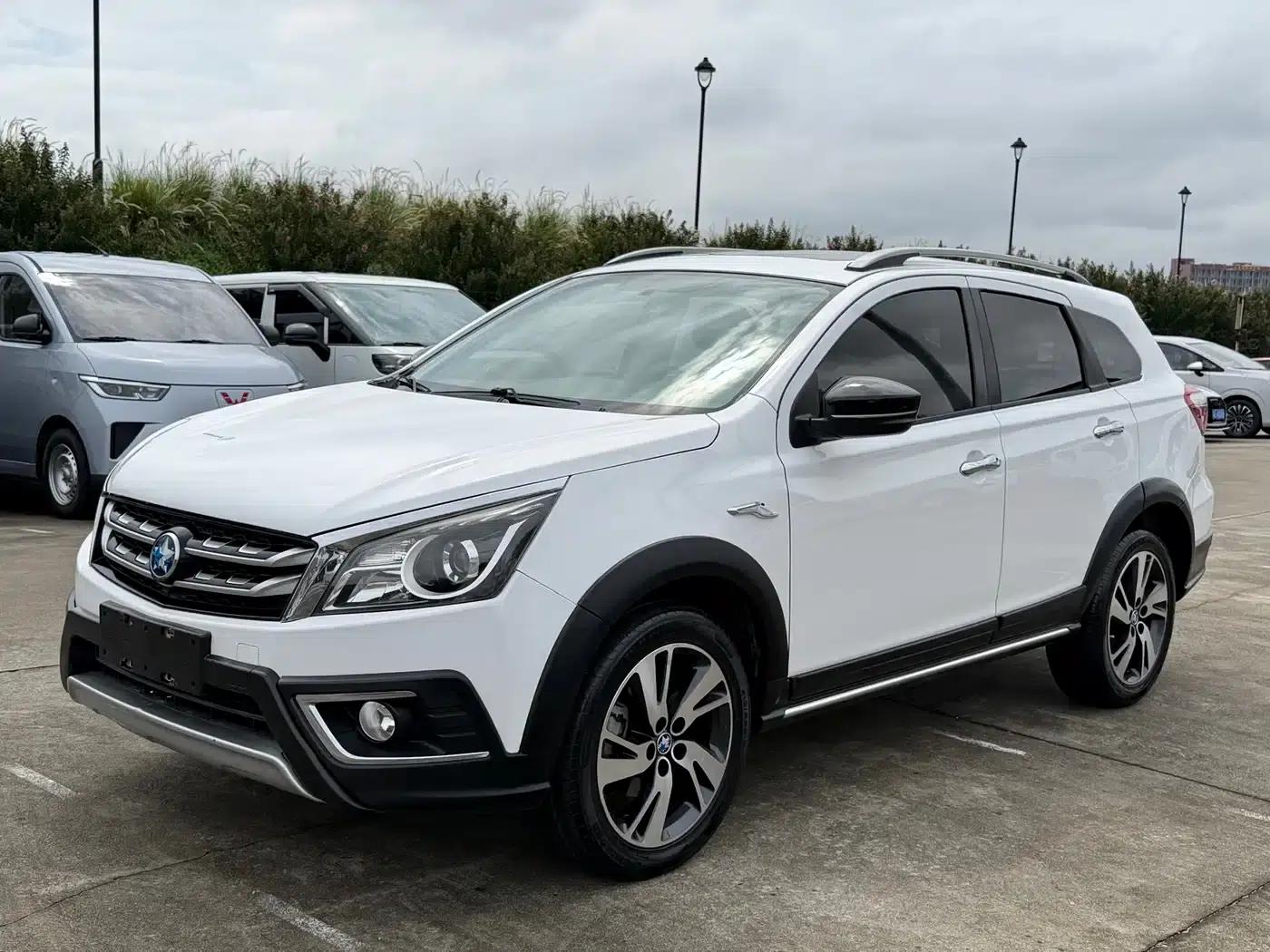 Venucia T70X 2016 2.0L CVT Smart Sport Edition — миниатюра 1