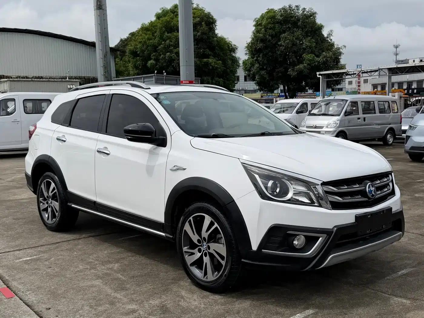 Venucia T70X 2016 2.0L CVT Smart Sport Edition — миниатюра 3