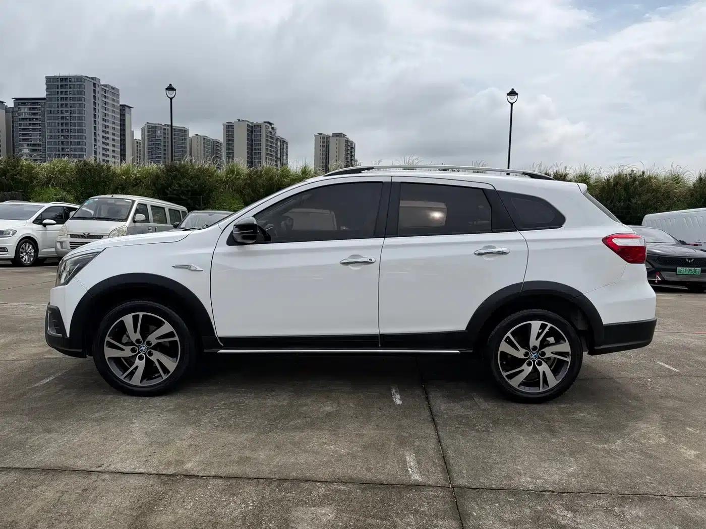Venucia T70X 2016 2.0L CVT Smart Sport Edition — миниатюра 6