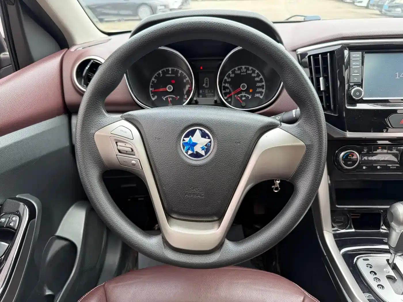 Venucia T70X 2016 2.0L CVT Smart Sport Edition — миниатюра 10