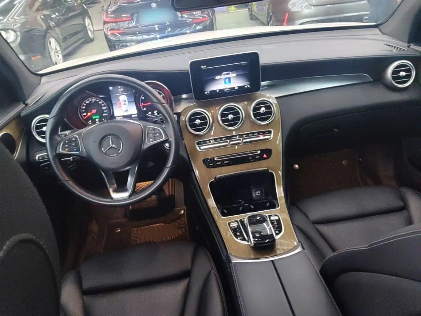 Mercedes-Benz GLC Coupe 2018 GLC 260 4MATIC Coupe SUV — миниатюра 17