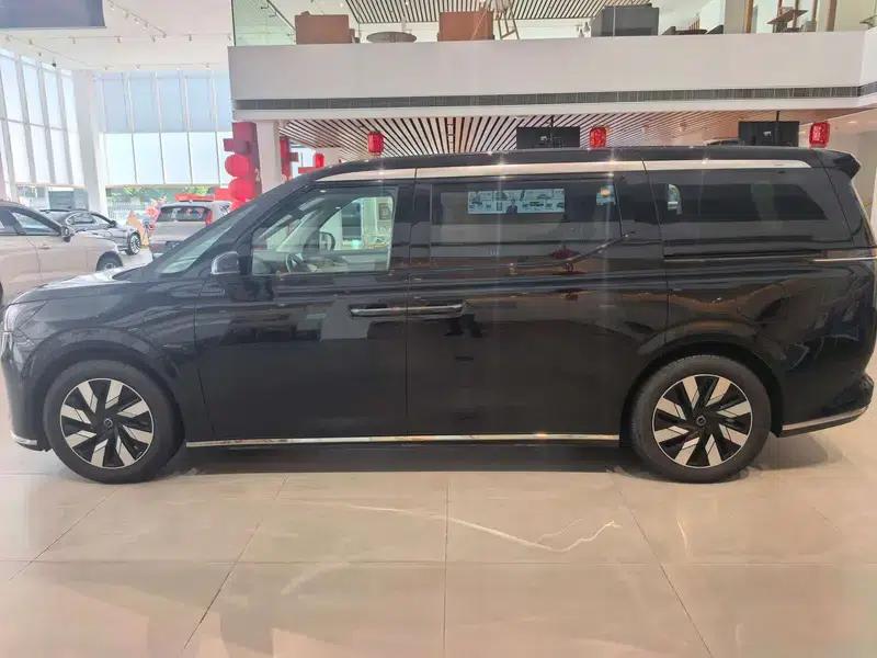 Volvo EM90 2025 Ultra 6-seater — миниатюра 4
