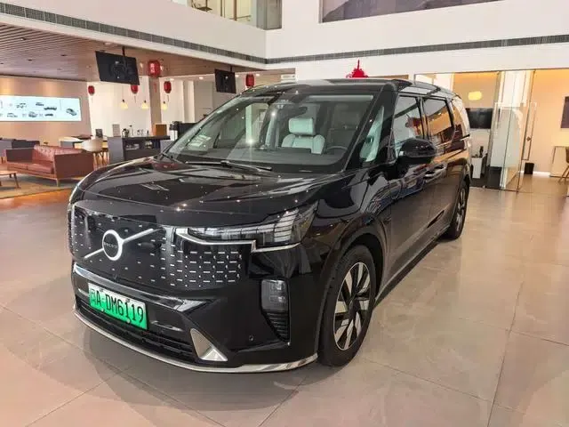 Volvo EM90 2025 Ultra 6-seater