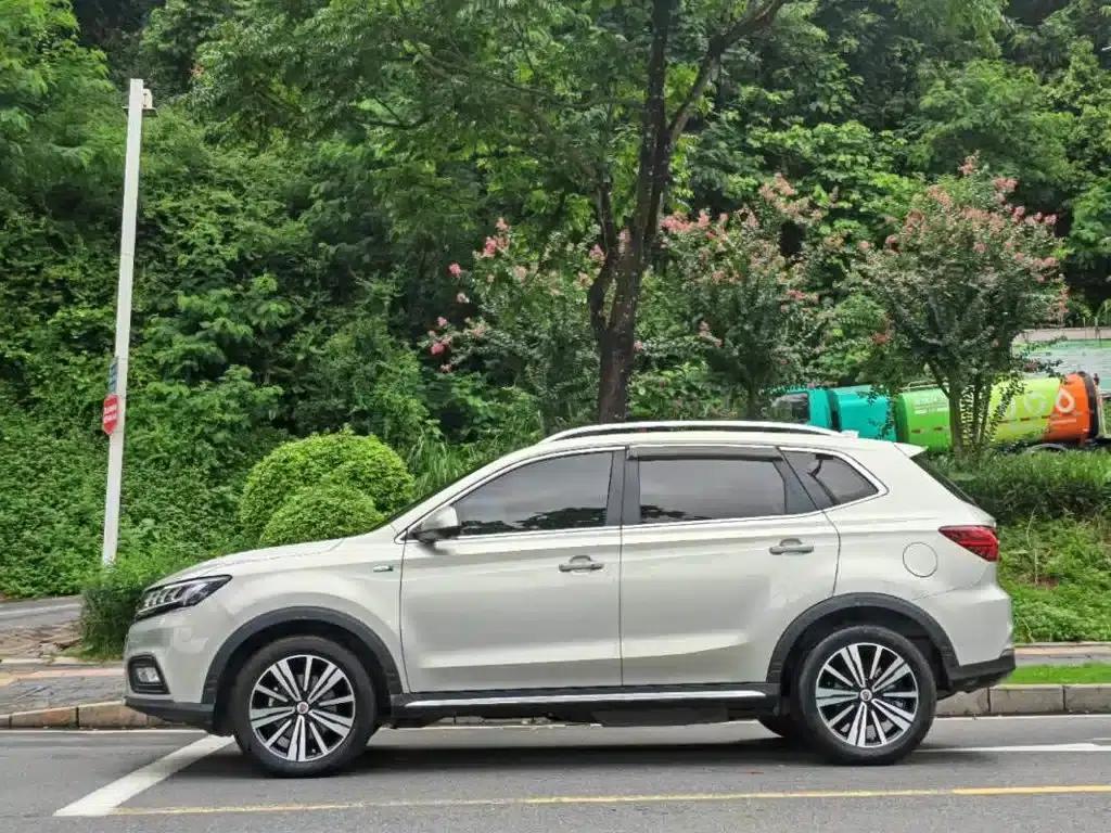 Roewe RX5 New Energy 2017 eRX5 50T Hybrid Connected Premium Flagship Edition — миниатюра 5