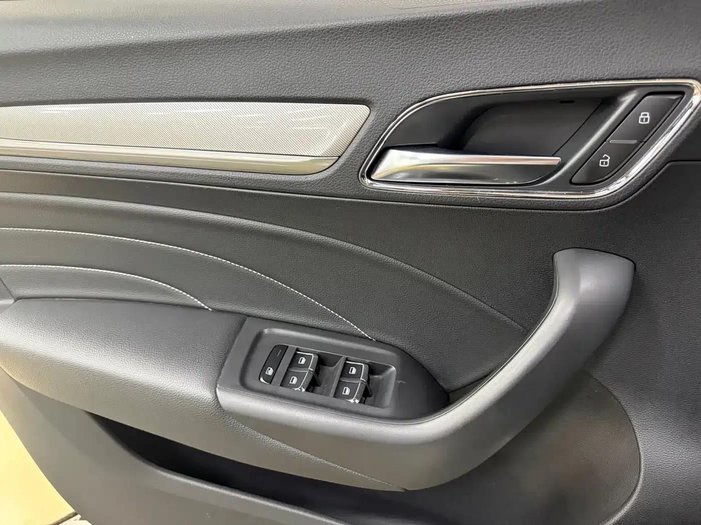 Roewe i6 New Energy 2017 45T Hybrid Connected Smart Edition — миниатюра 21