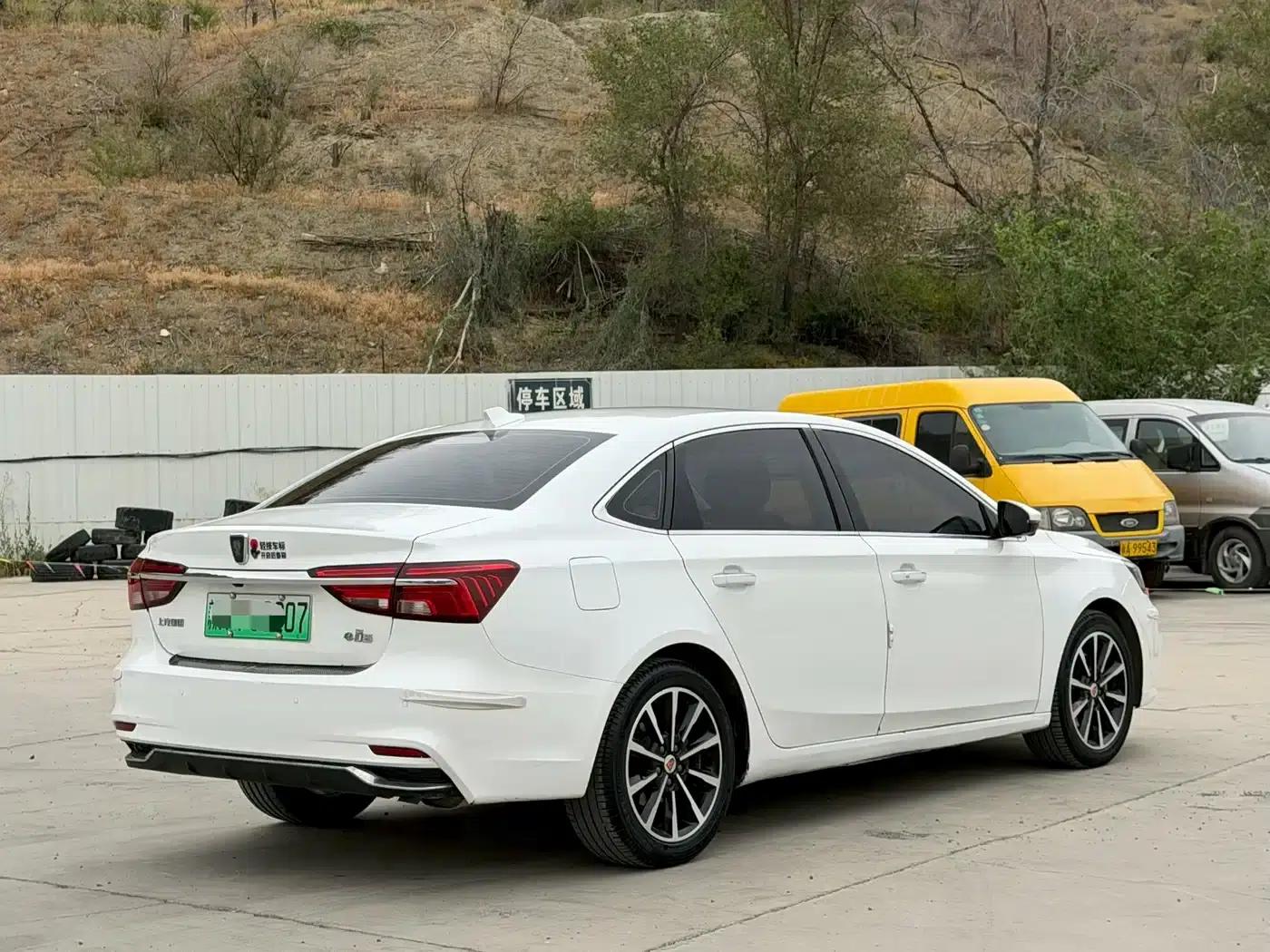 Roewe i6 New Energy 2017 45T Hybrid Connected Smart Edition — миниатюра 9