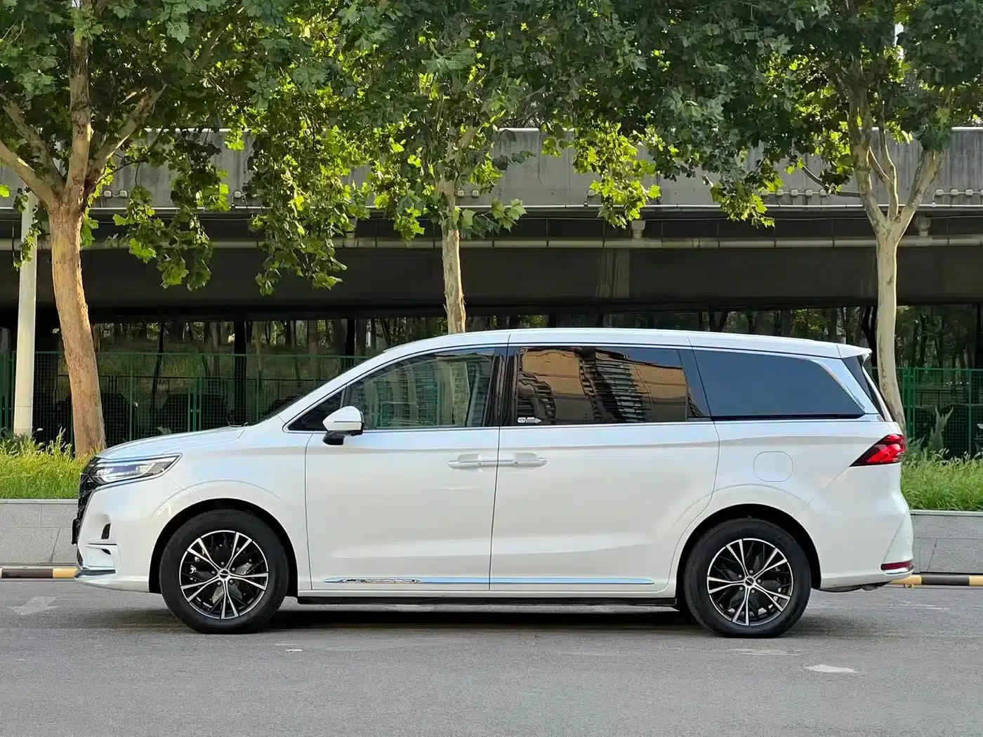 Roewe iMAX8 New Energy 2025 1.5T DMH Luxury Edition — миниатюра 3