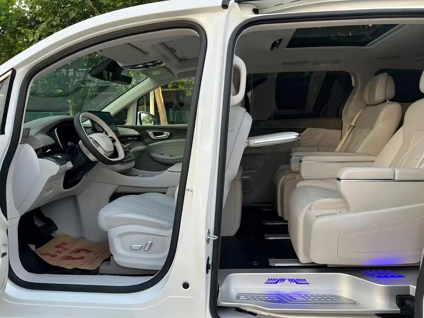 Roewe iMAX8 New Energy 2025 1.5T DMH Luxury Edition — миниатюра 7