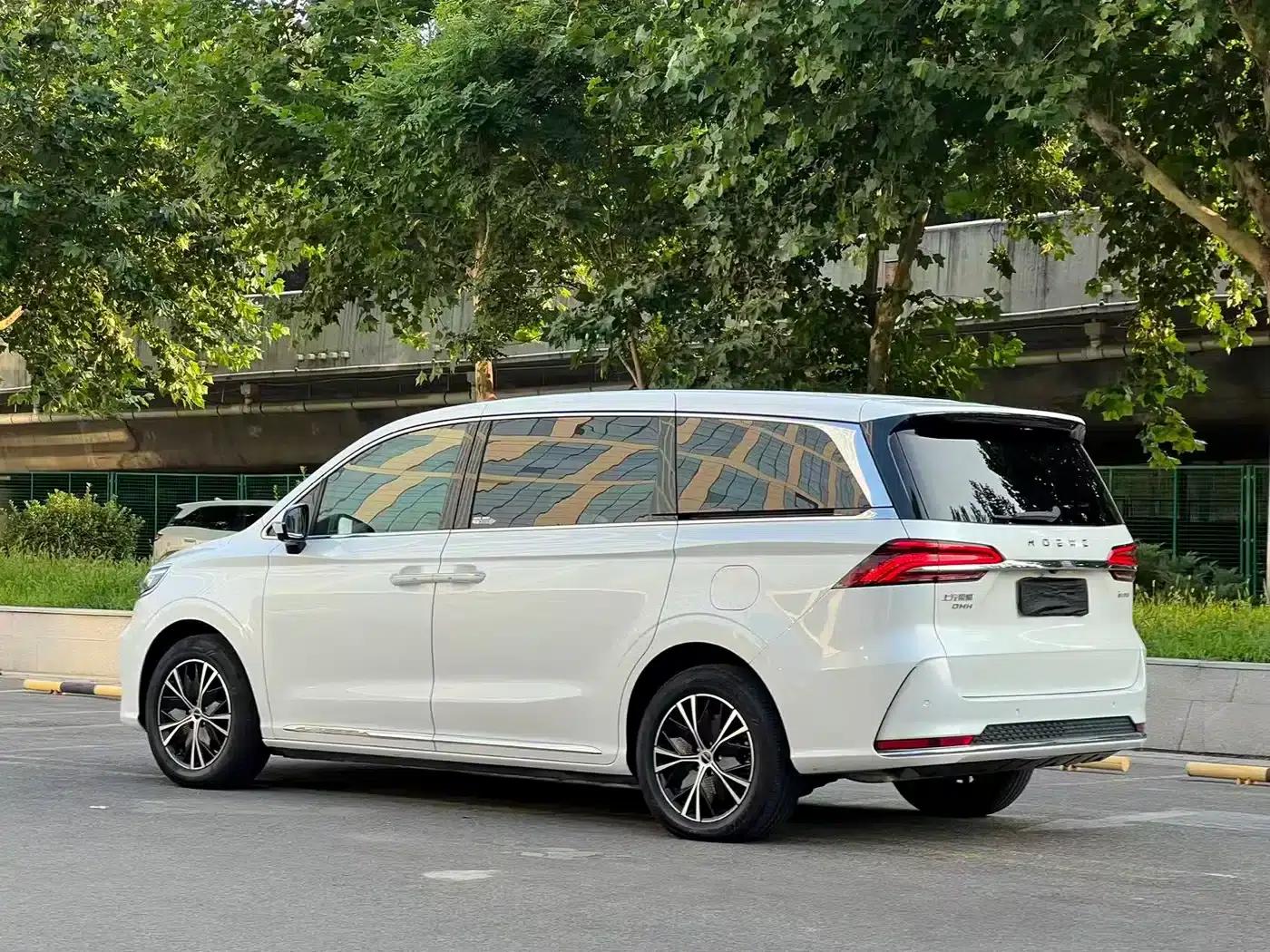 Roewe iMAX8 New Energy 2025 1.5T DMH Luxury Edition — миниатюра 8