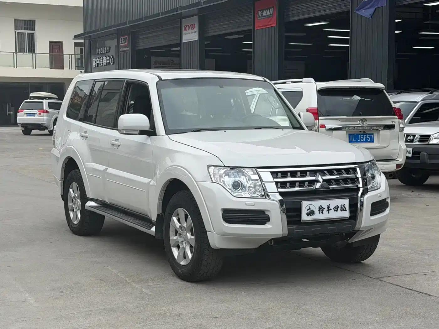 2016 Pajero Imported 3.0L Automatic Standard Edition (National V Emission Standard) — миниатюра 3