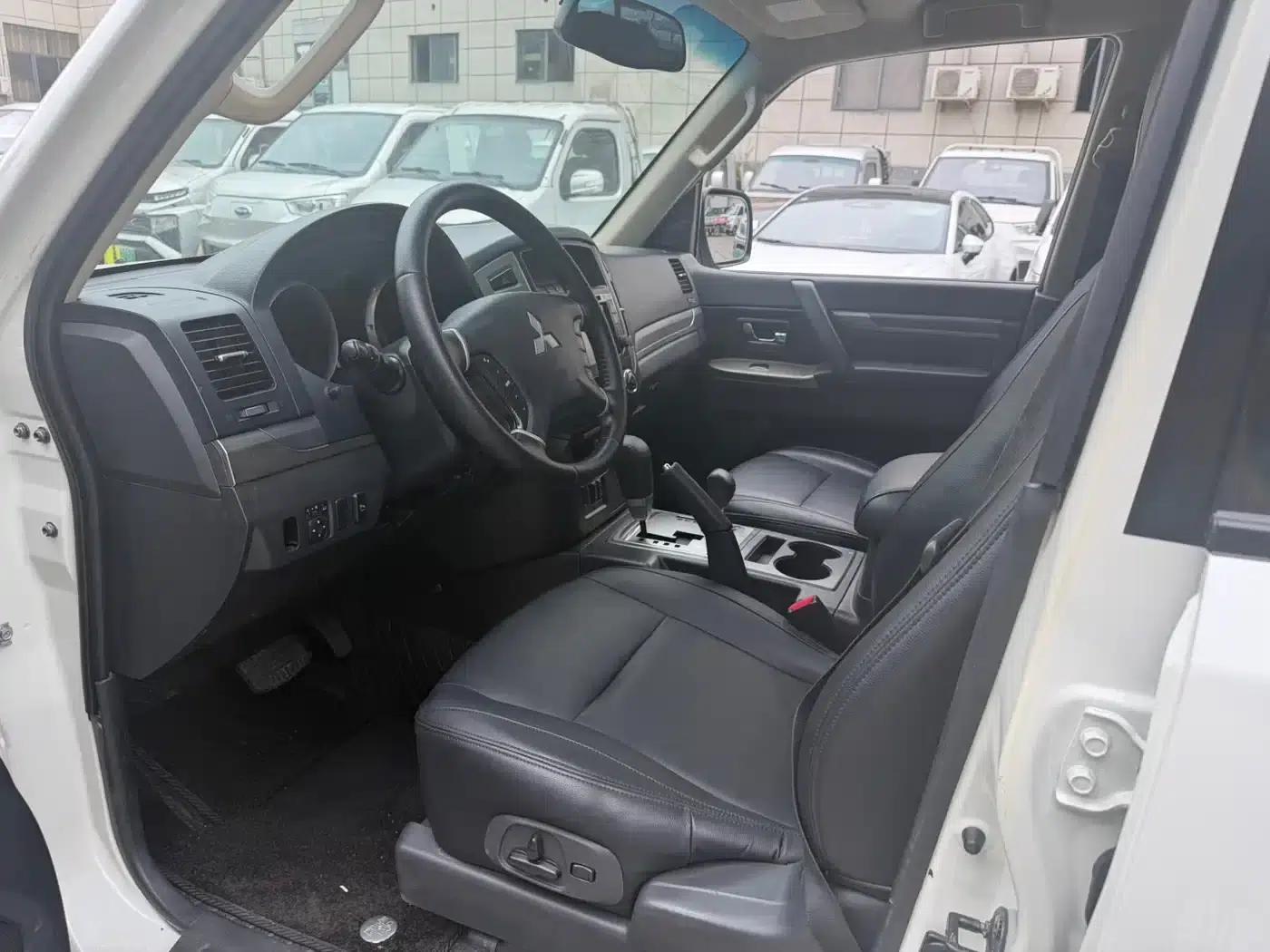2016 Pajero Imported 3.0L Automatic Standard Edition (National V Emission Standard) — миниатюра 4
