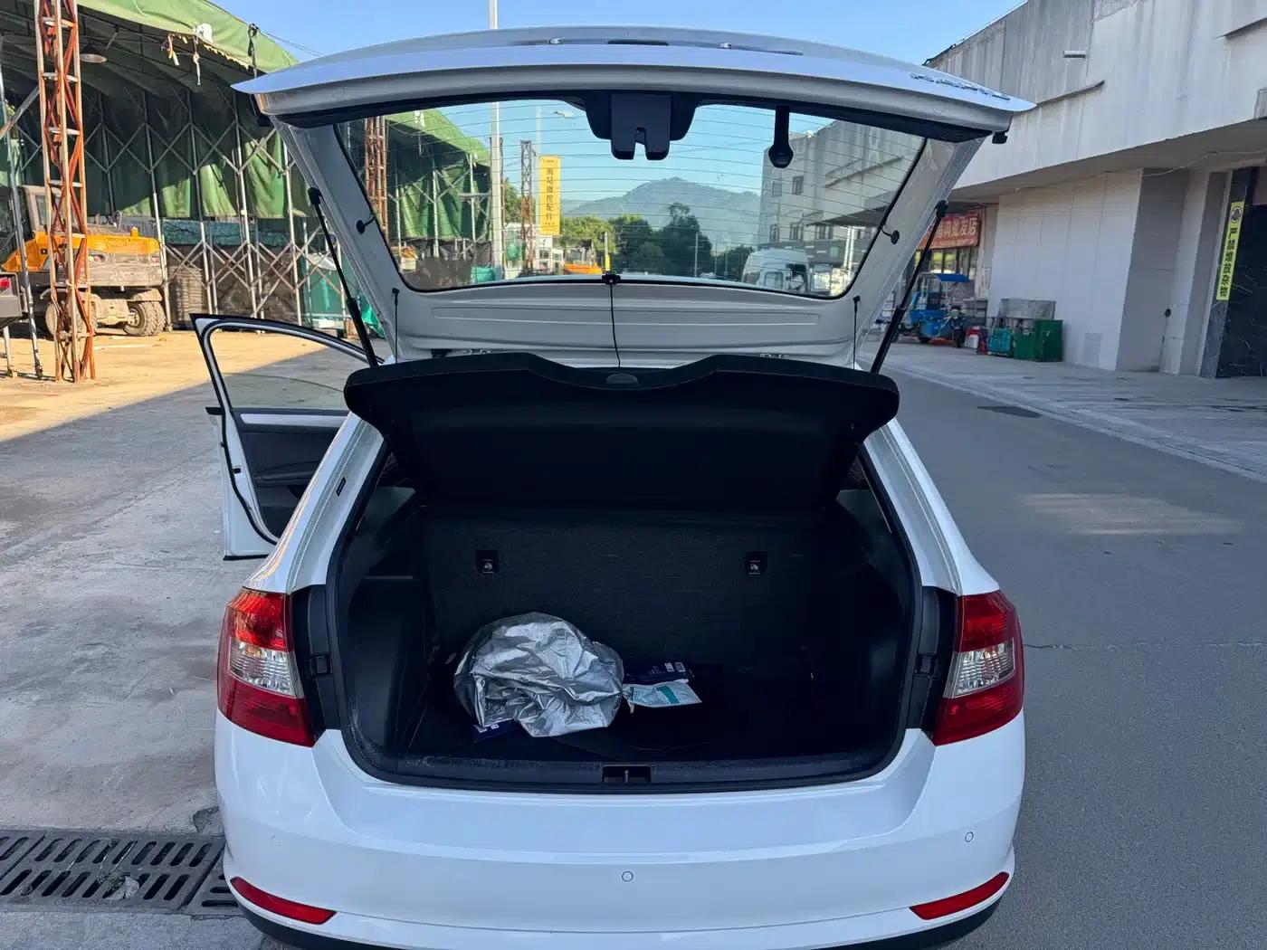 Rapid 2014 1.6L Automatic Enjoy Edition — миниатюра 12