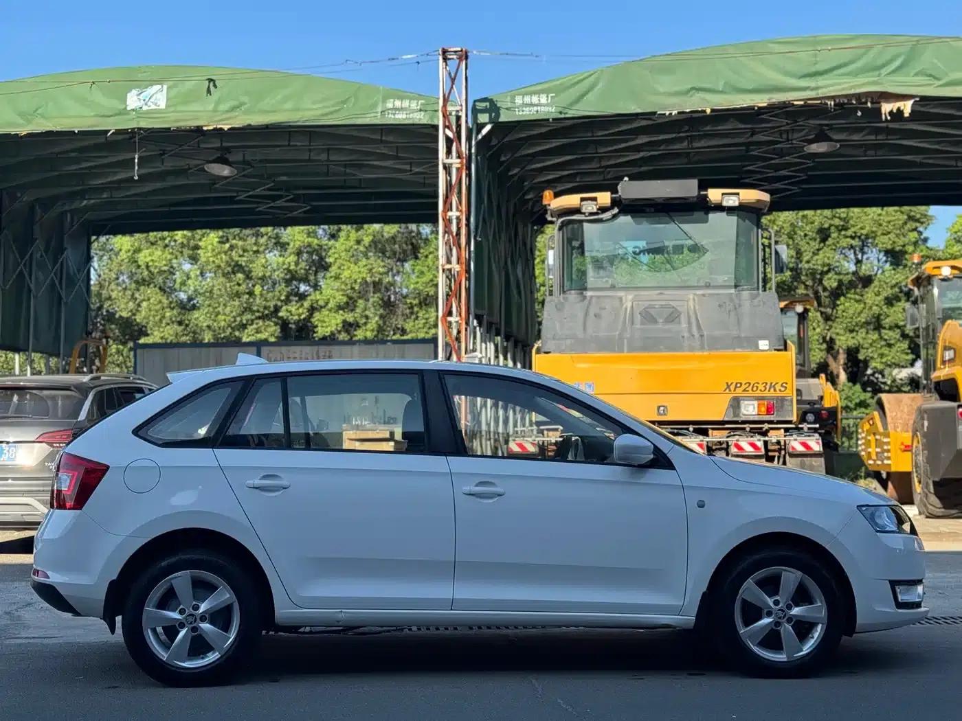 Rapid 2014 1.6L Automatic Enjoy Edition — миниатюра 3