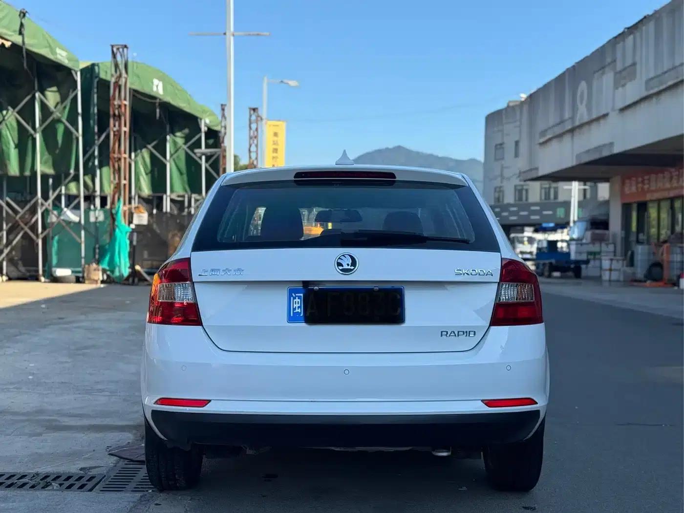 Rapid 2014 1.6L Automatic Enjoy Edition — миниатюра 4
