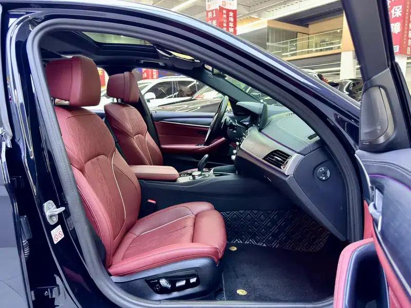 2023 BMW 5 Series 530Li Luxury M Sport Package — миниатюра 11